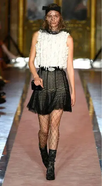 GIAMBATTISTA VALLI와 H&M의 콜라보 화이트 상의