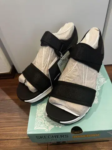 SKECHERS 요가폼 샌들 블랙