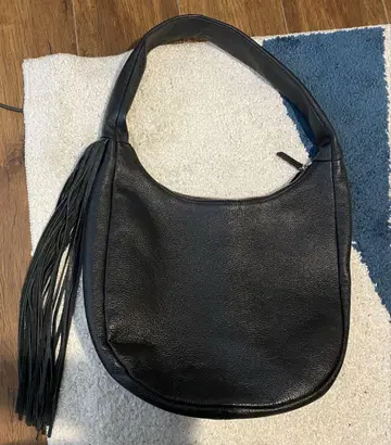 ear papillonner 프린지 장식 블랙 숄더백
