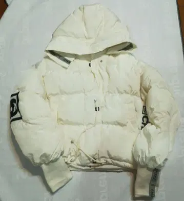 화이트 후드 부착 다운 자켓