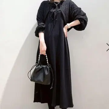 블랙 프릴 장식 넥라인 셋업