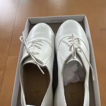 화이트 레이스업 슈즈 23cm