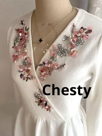 Chesty 화이트 니트 자수 랩 원피스