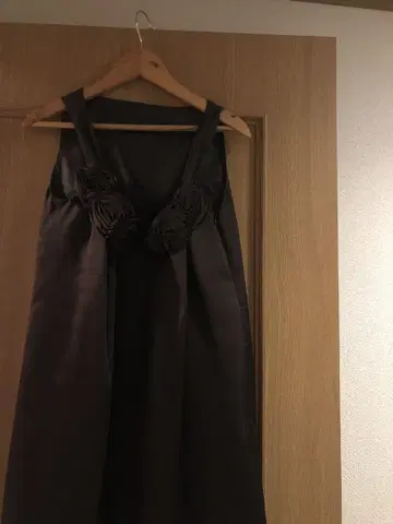 브라운 장미 플라워 모티브 슬리브리스 원피스
