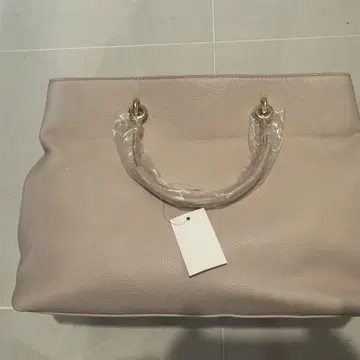 옅은 베이지 핸드백