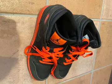 Jordan 블랙/빨간색 하이컷 스니커즈