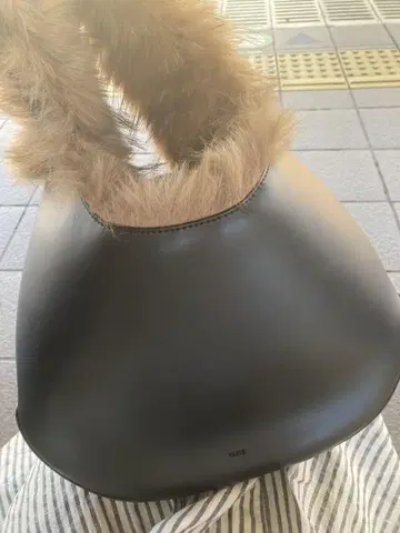 VASIC 퍼 블랙 핸드백