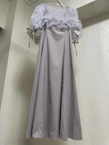 엘레강트한 프릴이 달린 롱 드레스