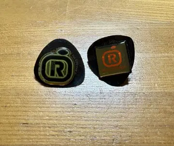 R 로고 핀 배지 2세트