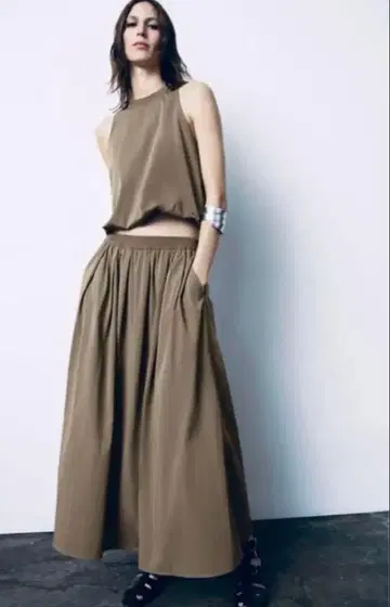 ZARA 플레어 볼륨 미디 스커트 카키 M 사이즈