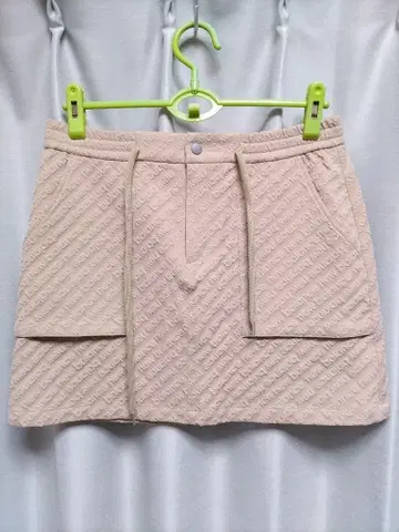 새상품급 뉴발란스 엠보싱 로고 올 패턴 베이지