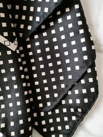 실크 스카프 약 60 x 60cm 블랙 검정색 세련된