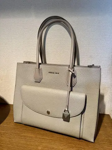 MICHAEL KORS 라이트 그레이 가죽 토트백