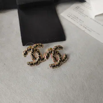 CC 마크 로고 귀걸이