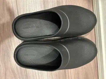 OOFOS 블랙 클로그 샌들