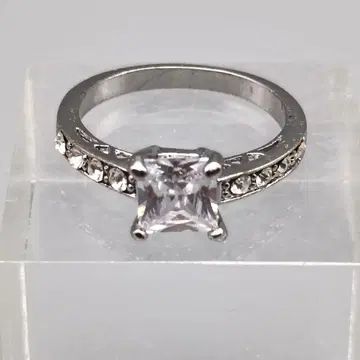 12.5호 프린세스컷 반지 ~기품이 감도는 반짝임~