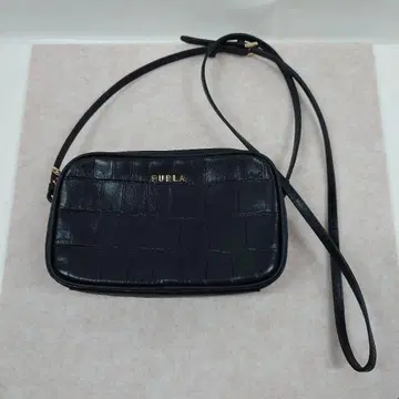 FURLA 새상품급 크로커다일 패턴 블랙 숄더백