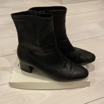 블랙 가죽 숏부츠