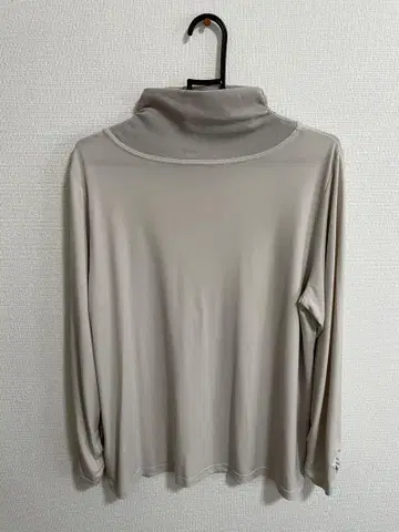 베이지 하이넥 긴팔 상의