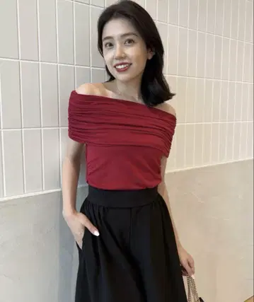 아뉴앙스 오프숄더 컷 개더 상의