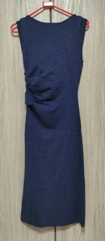 앰비언트 네이비 슬리브리스 무릎 기장 원피스 한정판 네이비