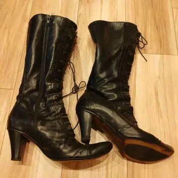 레이스업 블랙 가죽 부티 중간 힐