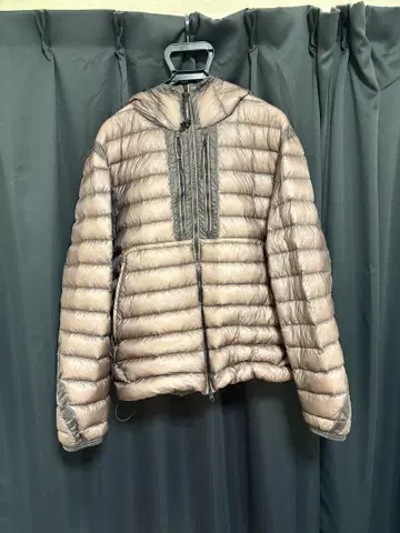 C.P. Company 후드 부착 다운 자켓 다크 핑크