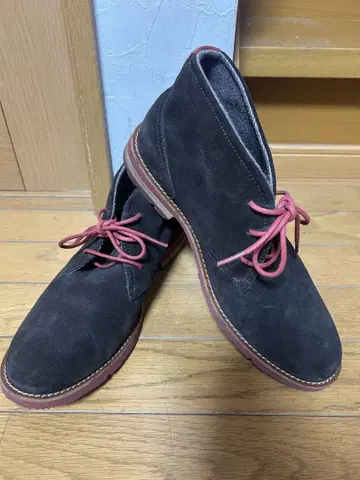 블랙 스웨이드 처카 부츠 빨간색 신발끈