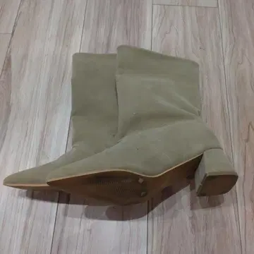 베이지 스웨이드 중간 힐 부티