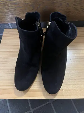 블랙 스웨이드 지퍼 부츠
