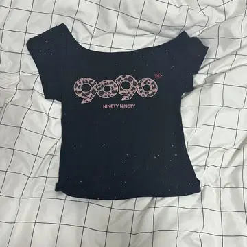 9090 OG Logo Off Shoulder Glitter Tee M