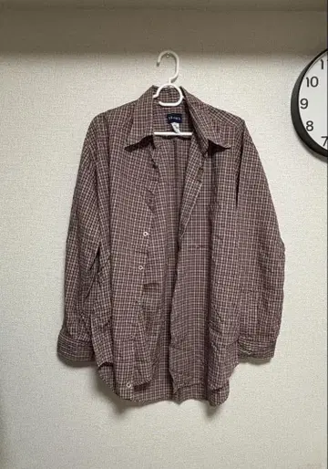 브라운과 화이트 체크 무늬 긴팔 셔츠