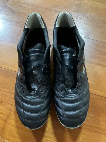 Umbro Accuro 블랙 스파이크 슈즈