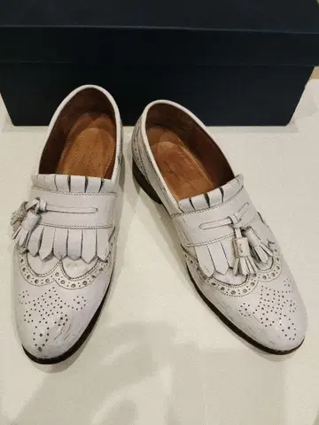 JALAN SRIWIJAYA 화이트 가죽 프린지 로퍼