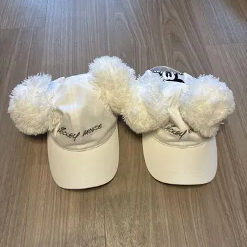 미키마우스 퍼 달린 캡 화이트