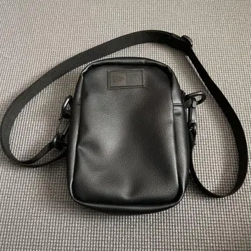 뉴에라 숄더백 컴팩트 합성 가죽 1.7L