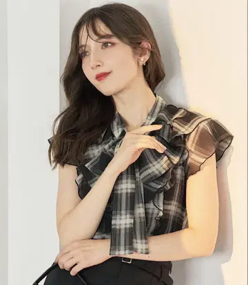 스윙글 체크 프릴 보타이 블라우스