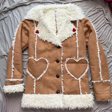 SwanKiss 무스탕풍 베이지 코트 하트형 포켓