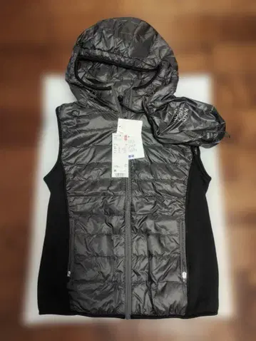 택 포함 미사용 새상품 UNIQLO 울트라 라이트 다운 후데트 베스트 M
