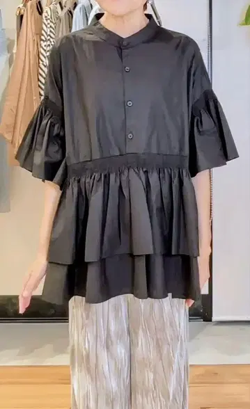 프릴 부착 블랙 반팔 셔츠