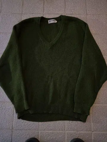 다크 그린 V넥 니트 스웨터