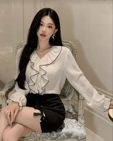 프릴이 달린 화이트 긴팔 블라우스