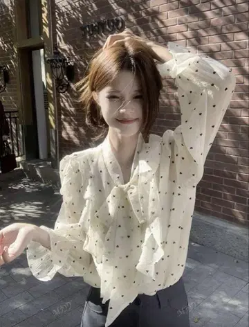 아이보리 프릴 장식 도트 무늬 블라우스