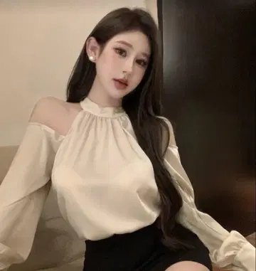 오프숄더 긴팔 블라우스 화이트