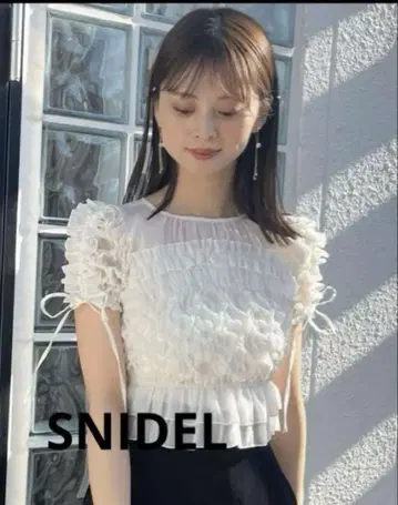 SNIDEL 랜덤 셔링 상의 화이트