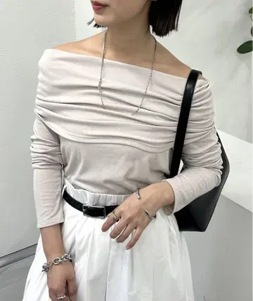 mystic 오프숄더 베이지 긴팔 상의