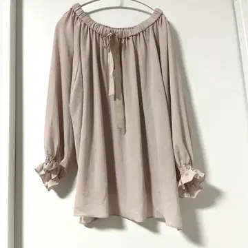 [새상품급] 쿠미쿄쿠 베이지 오프숄더 벌룬 슬리브 셔츠 빅사이즈