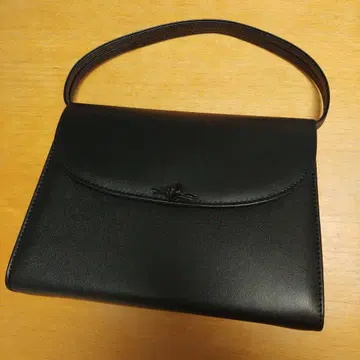 심플한 블랙 핸드백