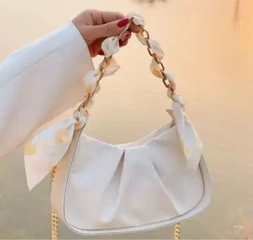 화이트 프릴 디자인 숄더백