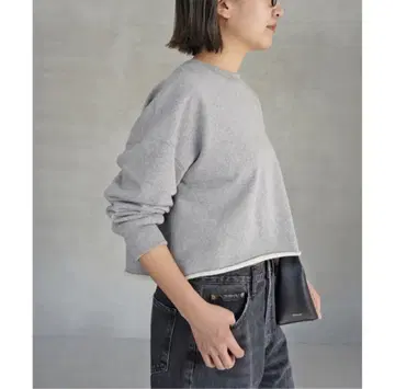 새상품급 두지엠 클라세 Cropped 맨투맨 풀오버